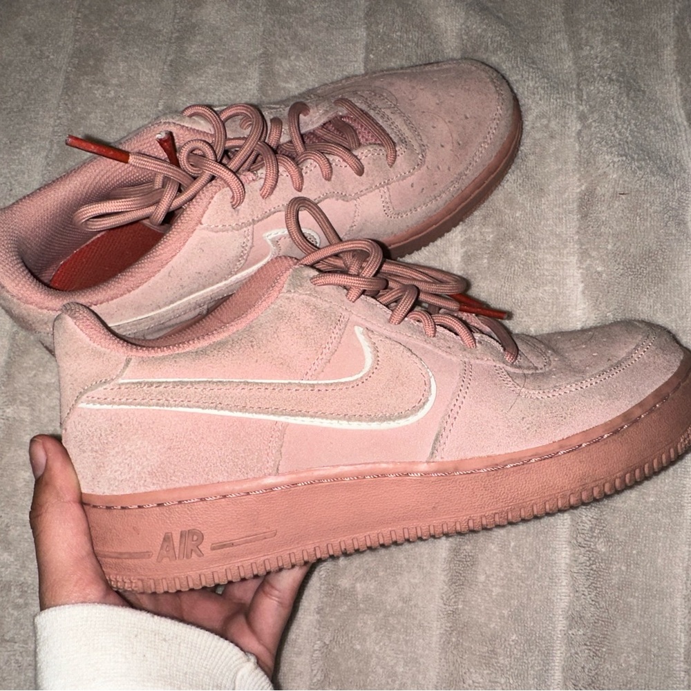 Nike Air Force 1 07’ LV8 Suede ‘Red Stardust’
